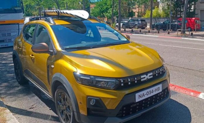 Оновлена Dacia Sandero вперше показана без камуфляжу