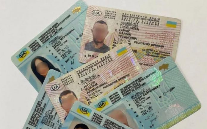 В Україні масово з’явилися «дзеркальні» водійські посвідчення: що треба знати