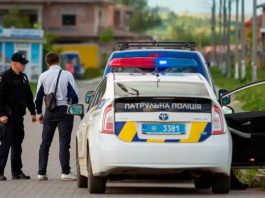 Чи зобов’язані ви відкривати капот: що потрібно знати під час зупинки поліцією