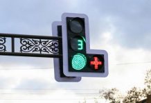 Що означає знак «+» на світлофорі і як він допомогає під час руху