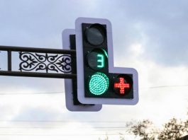 Що означає знак «+» на світлофорі і як він допомогає під час руху