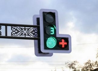 Що означає знак «+» на світлофорі і як він допомогає під час руху