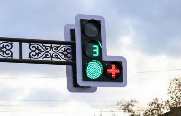Що означає знак «+» на світлофорі і як він допомогає під час руху