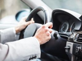 Названо 4 шкідливі звички за кермом, які обертаються дорогим ремонтом