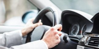 Названо 4 шкідливі звички за кермом, які обертаються дорогим ремонтом