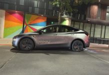 Перші користувачі Tesla Robotaxi скаржаться на дивну їзду