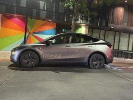 Перші користувачі Tesla Robotaxi скаржаться на дивну їзду