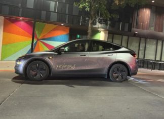 Перші користувачі Tesla Robotaxi скаржаться на дивну їзду