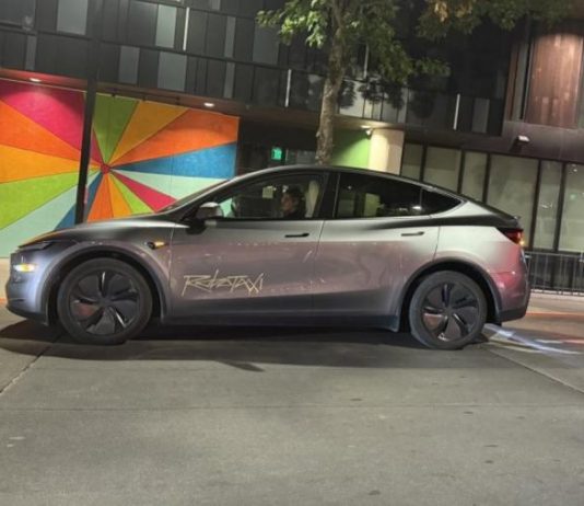 Перші користувачі Tesla Robotaxi скаржаться на дивну їзду
