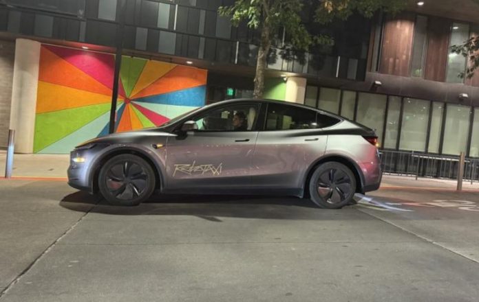 Перші користувачі Tesla Robotaxi скаржаться на дивну їзду