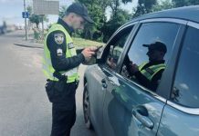 Чи зобов’язаний водій передавати документи патрульному: роз’яснення юристів
