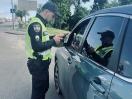 Чи зобов’язаний водій передавати документи патрульному: роз’яснення юристів