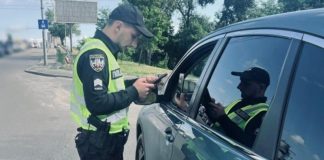 Чи зобов’язаний водій передавати документи патрульному: роз’яснення юристів