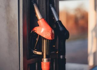 Стало відомо, чи сягне бензин в Україні позначки 70 гривень за літр