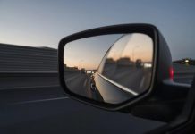 Чому деякі водії не складають дзеркала на парковці