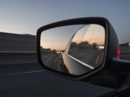 Чому деякі водії не складають дзеркала на парковці