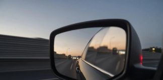 Чому деякі водії не складають дзеркала на парковці
