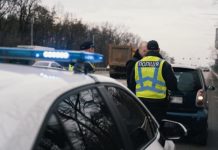 Зупинили поліціянти: чи мусите ви віддавати права та техпаспорт у руки інспектору