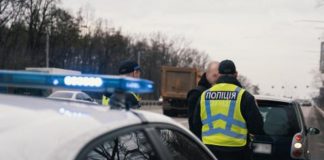 Зупинили поліціянти: чи мусите ви віддавати права та техпаспорт у руки інспектору