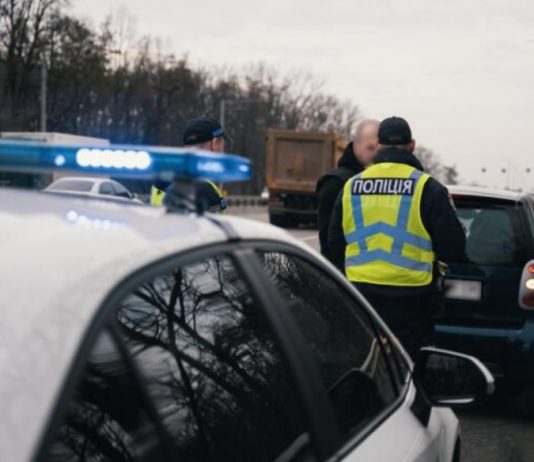 Зупинили поліціянти: чи мусите ви віддавати права та техпаспорт у руки інспектору
