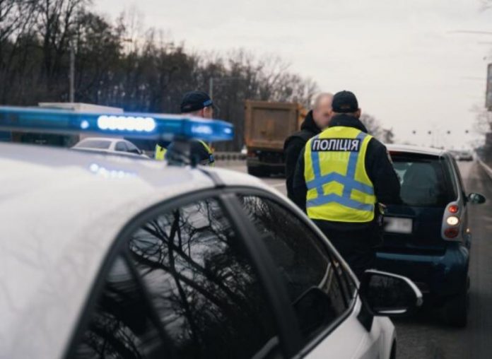Зупинили поліціянти: чи мусите ви віддавати права та техпаспорт у руки інспектору