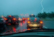 Чому під час грози краще залишатися в автомобілі
