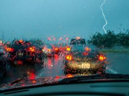 Чому під час грози краще залишатися в автомобілі