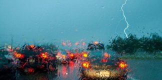 Чому під час грози краще залишатися в автомобілі