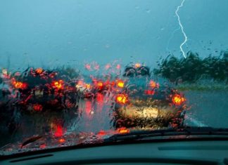 Чому під час грози краще залишатися в автомобілі
