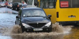 5 речей, які заборонено робити з авто після затоплення