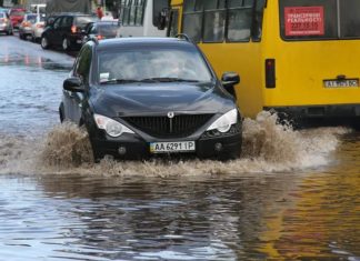 5 речей, які заборонено робити з авто після затоплення
