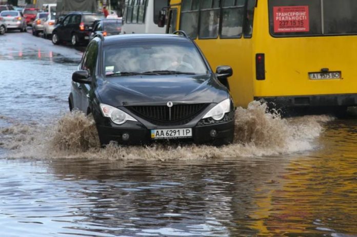 5 речей, які заборонено робити з авто після затоплення