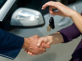 Як не втратити гроші, купуючи машину у родичів або друзів