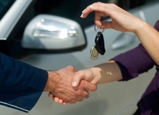 Як не втратити гроші, купуючи машину у родичів або друзів