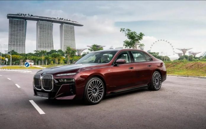 Представлено лімітований BMW i7 з ексклюзивним дизайном Rolls-Royce
