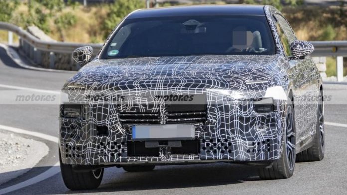 BMW показала оновлену 7-Series: нові фари та стильні задні ліхтарі