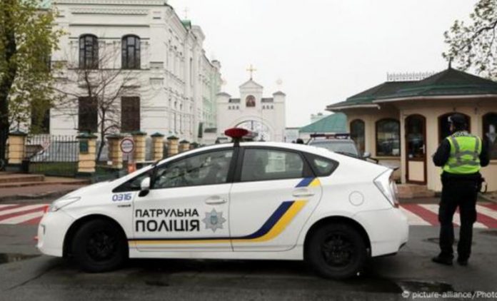 Що робити, якщо поліцейський порушує правила на дорозі