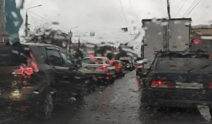Стало відомо, які небезпеки підстерігають водіїв у дощ