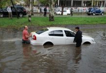 Чим небезпечні калюжі на дорозі та як уникнути поломок автомобіля