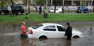 Чим небезпечні калюжі на дорозі та як уникнути поломок автомобіля