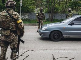 Водії в Україні не зобов’язані показувати права на блокпостах без порушень
