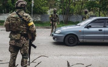 Водії в Україні не зобов’язані показувати права на блокпостах без порушень