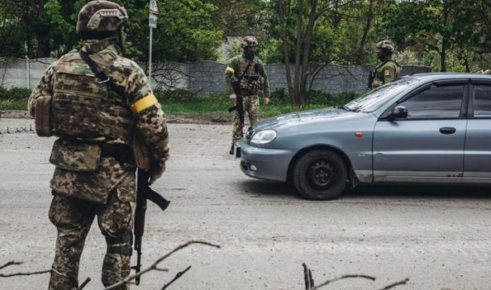 Водії в Україні не зобов’язані показувати права на блокпостах без порушень