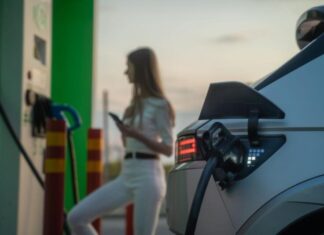 Який автомобіль вигідніше купити в 2025 році: гібрид чи електрокар