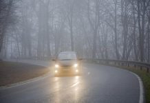 Як безпечно керувати авто в тумані: поради експерта