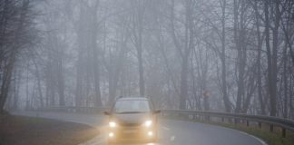 Як безпечно керувати авто в тумані: поради експерта