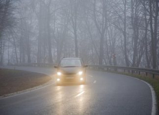 Як безпечно керувати авто в тумані: поради експерта