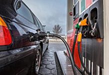 Чому повний бак у спеку може зашкодити вашому авто