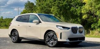 BMW готується здивувати шанувальників, працюючи над позашляховими версіями своїх кросоверів - напрямком, який ще донедавна важко було уявити для цього бренду. Адже компанія традиційно асоціюється з динамікою та комфортом на асфальті, однак зростаючий попит на SUV з "оффроуд"-характером змусив баварців шукати нові рішення. Сьогодні покупці охоче вибирають машини з мінімальними доробками у вигляді захисного обважування, великих шин і трохи збільшеного кліренсу, і BMW не планує залишатися осторонь від цієї тенденції. За інформацією BMWBlog, у компанії розглядають можливість випуску більш "суворих" варіантів як молодших моделей, таких як X1 і X3, так і флагманського X7. При цьому ступінь адаптації до бездоріжжя залежатиме від класу: бюджетніші авто, ймовірно, отримають агресивніший дизайн і спеціальну гуму, тоді як преміальні зможуть похвалитися адаптивною підвіскою, додатковим захистом та іншими технічними вдосконаленнями. Окремо розробляється масштабний проект під кодовою назвою G74 - абсолютно новий автомобіль, створений спеціально для серйозного бездоріжжя. Його прем'єра запланована на 2029 рік, а виробництво організують у США. Ця модель має стати конкурентом таких легенд, як Mercedes-Benz G-Class і Land Rover Defender. Водночас до її появи BMW може випустити позашляхові модифікації вже наявних кросоверів, що дозволить швидко протестувати попит і закріпитися в новому сегменті. Час для таких рішень грає вирішальну роль. Популярність "оффроуд"-SUV зараз перебуває на піку, але невідомо, чи збережеться цей тренд у найближчі роки. Тому BMW може діяти на випередження - представити концепт G74 і паралельно вивести на ринок натхненні ним версії X3 чи X5, щоб скористатися моментом і зміцнити позиції в сегменті, який активно розвивається.