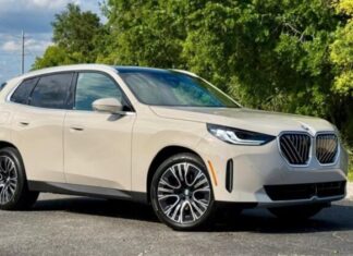 BMW готується здивувати шанувальників, працюючи над позашляховими версіями своїх кросоверів - напрямком, який ще донедавна важко було уявити для цього бренду. Адже компанія традиційно асоціюється з динамікою та комфортом на асфальті, однак зростаючий попит на SUV з "оффроуд"-характером змусив баварців шукати нові рішення. Сьогодні покупці охоче вибирають машини з мінімальними доробками у вигляді захисного обважування, великих шин і трохи збільшеного кліренсу, і BMW не планує залишатися осторонь від цієї тенденції. За інформацією BMWBlog, у компанії розглядають можливість випуску більш "суворих" варіантів як молодших моделей, таких як X1 і X3, так і флагманського X7. При цьому ступінь адаптації до бездоріжжя залежатиме від класу: бюджетніші авто, ймовірно, отримають агресивніший дизайн і спеціальну гуму, тоді як преміальні зможуть похвалитися адаптивною підвіскою, додатковим захистом та іншими технічними вдосконаленнями. Окремо розробляється масштабний проект під кодовою назвою G74 - абсолютно новий автомобіль, створений спеціально для серйозного бездоріжжя. Його прем'єра запланована на 2029 рік, а виробництво організують у США. Ця модель має стати конкурентом таких легенд, як Mercedes-Benz G-Class і Land Rover Defender. Водночас до її появи BMW може випустити позашляхові модифікації вже наявних кросоверів, що дозволить швидко протестувати попит і закріпитися в новому сегменті. Час для таких рішень грає вирішальну роль. Популярність "оффроуд"-SUV зараз перебуває на піку, але невідомо, чи збережеться цей тренд у найближчі роки. Тому BMW може діяти на випередження - представити концепт G74 і паралельно вивести на ринок натхненні ним версії X3 чи X5, щоб скористатися моментом і зміцнити позиції в сегменті, який активно розвивається.